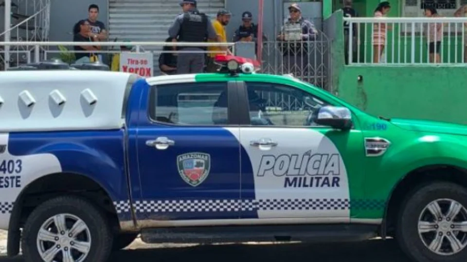 Homem é assassinado em casa e namorado da vítima confessa crime em Manaus