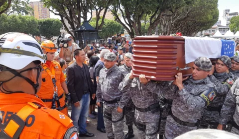 Último adeus a Amazonino tem homenagens no Largo, na UEA e mulher vestida de ‘abelhinha’