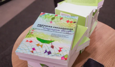 Livro sobre processo de alfabetização nas escolas é lançado em Manaus