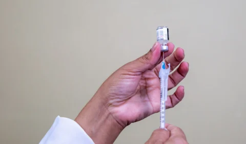 Vacina da covid-19: OMS muda orientação sobre dose de reforço