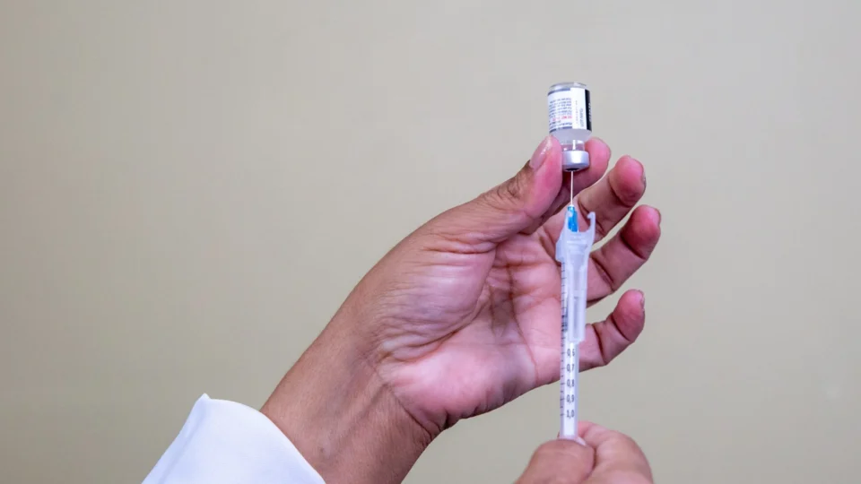 Vacina da covid-19: OMS muda orientação sobre dose de reforço