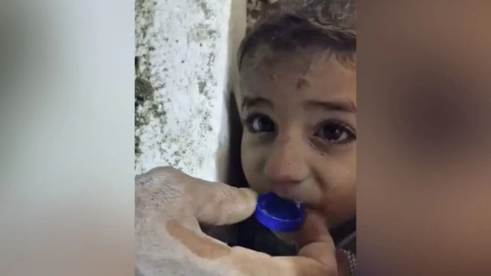 VÍDEO: menino preso em escombros bebe água em tampa de garrafa, na Síria