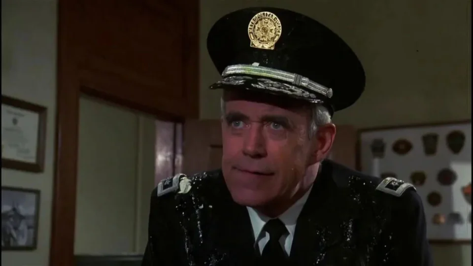 Morre aos 89 anos, George R. Robertson, de ‘Loucademia de Polícia’