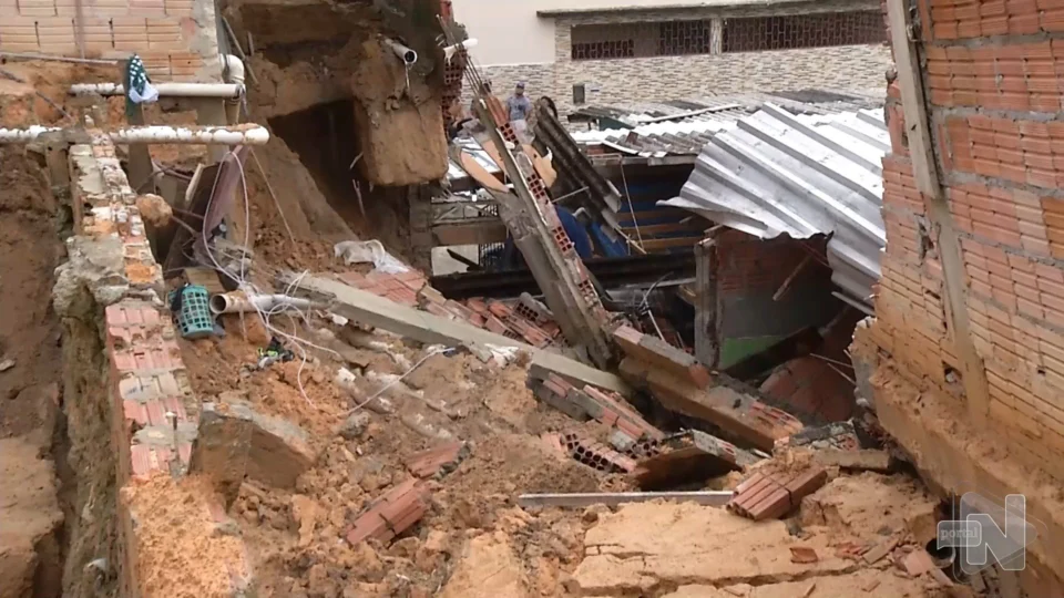 VÍDEO: muro de residência desaba sobre estância na Zona Leste de Manaus
