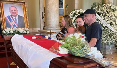 Velório de Amazonino: pets de estimação são levados para último adeus