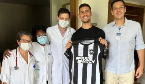 Após desmaio em campo, zagueiro do Botafogo tem alta hospitalar