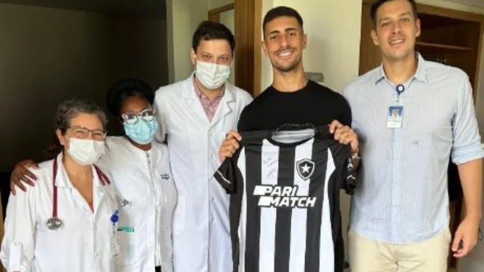 Após desmaio em campo, zagueiro do Botafogo tem alta hospitalar