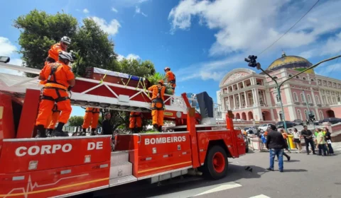 Veja fotos das homenagens a Amazonino no Largo e ruas de Manaus