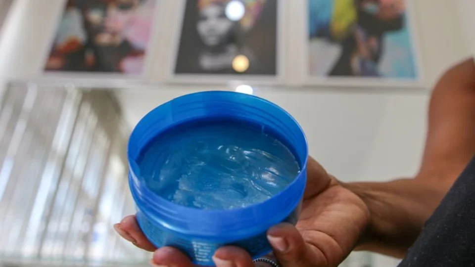 Anvisa proíbe venda de todas marcas de pomadas para modelar e trançar cabelos