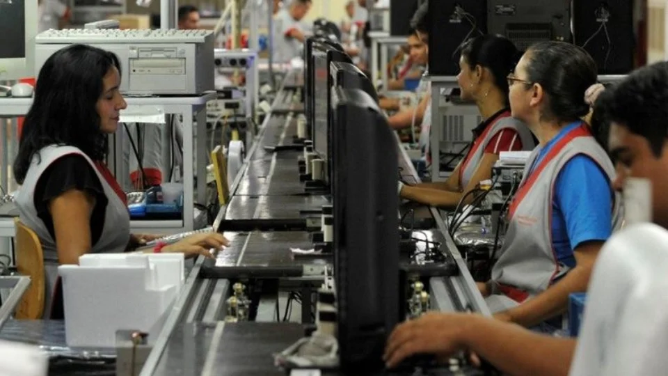 Produção industrial recua em 11 de 15 locais em dezembro de 2022