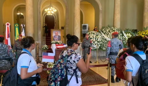 Velório Amazonino: ‘ele me ajudou a matar a fome de muita gente’, diz dona de casa em Manaus