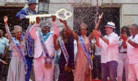 Rei Momo recebe chave da cidade e abre oficialmente o Carnaval do Rio
