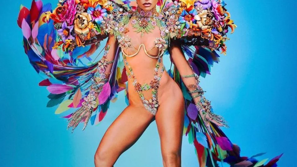 Sabrina Sato curte camarote na Sapucaí após desfilar na Vila Isabel