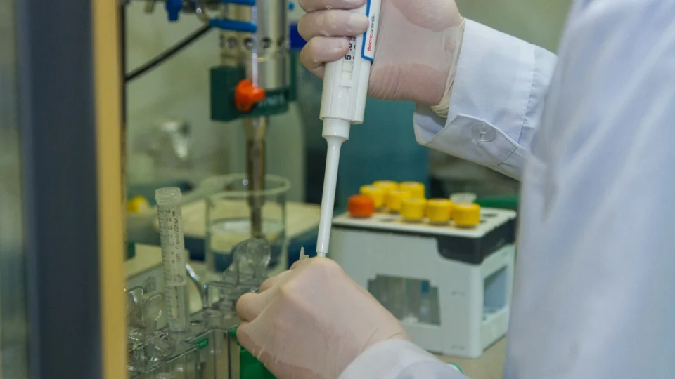 Cientistas testam novo remédio que pode ser usado contra forma grave da Covid-19