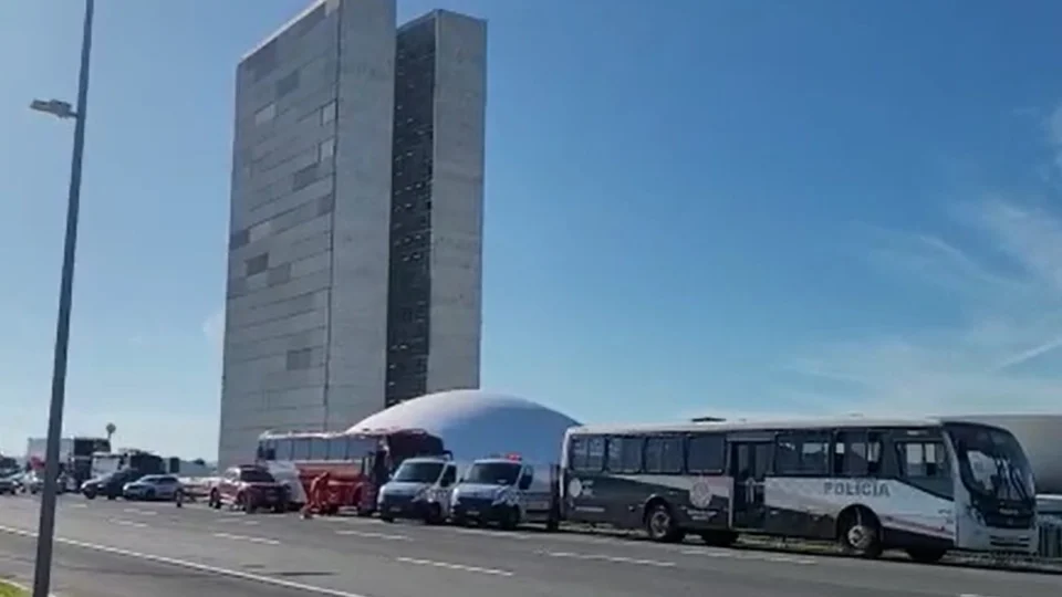 Praça dos Três Poderes tem reforço na segurança em dia de retomada de trabalhos, em Brasília