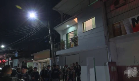 VÍDEO: suspeitos disfarçados fazem família refém na Zona Oeste de Manaus