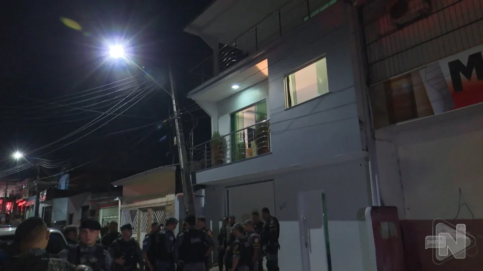 VÍDEO: suspeitos disfarçados fazem família refém na Zona Oeste de Manaus
