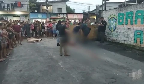 VÍDEO: suspeitos em carro matam homem baleado em beco da Zona Leste de Manaus 