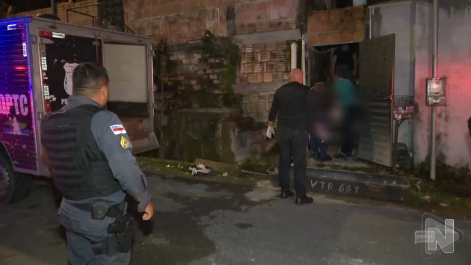 VÍDEO: suspeitos armados matam homem na cama pela janela do quarto em Manaus