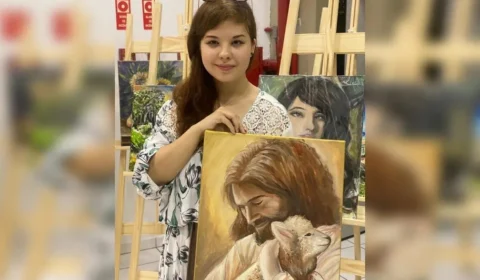 Refugiada de guerra na Ucrânia vende obras de arte para voltar ao país natal