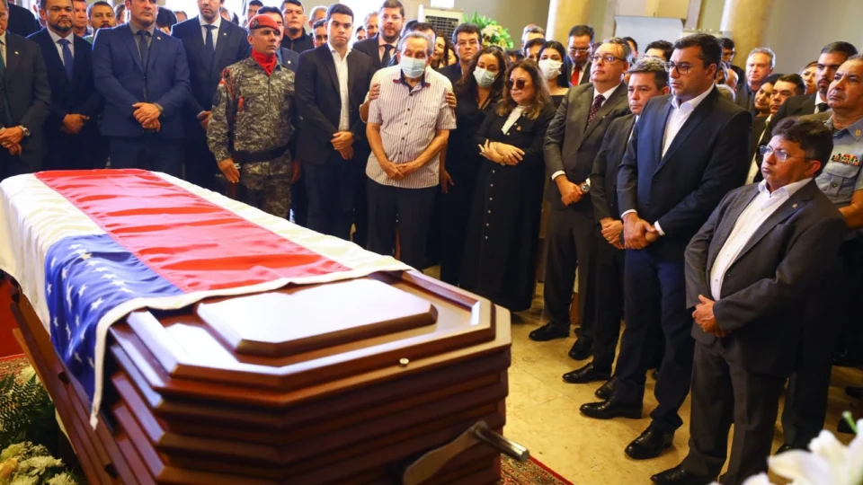 Autoridades prestam últimas homenagens a Amazonino, em Manaus