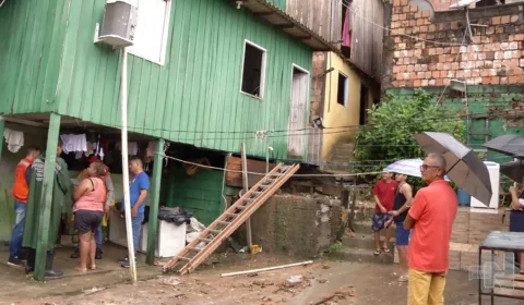 VÍDEO: muro desaba durante chuva e deixa famílias desabrigadas em Manaus