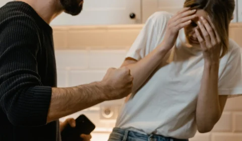 A cada 4 horas, uma mulher é vítima de violência em 7 estados brasileiros