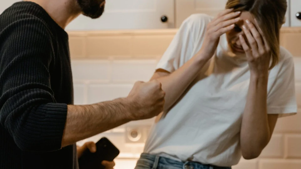 A cada 4 horas, uma mulher é vítima de violência em 7 estados brasileiros