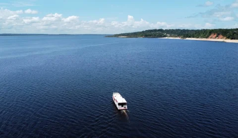 Confira 3 destinos para conhecer em passeios de barco pelos rios do Amazonas