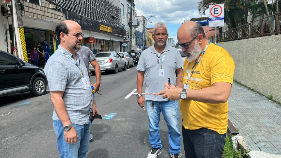 Equipes fiscalizam uso irregular de vagas do Zona Azul no Centro de Manaus