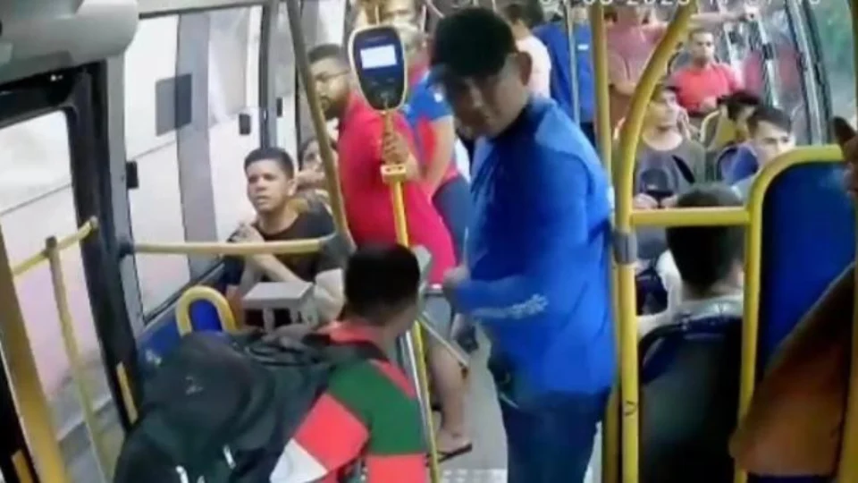 Vídeo: dupla assalta micro-ônibus ‘amarelinho’ na Zona Norte de Manaus