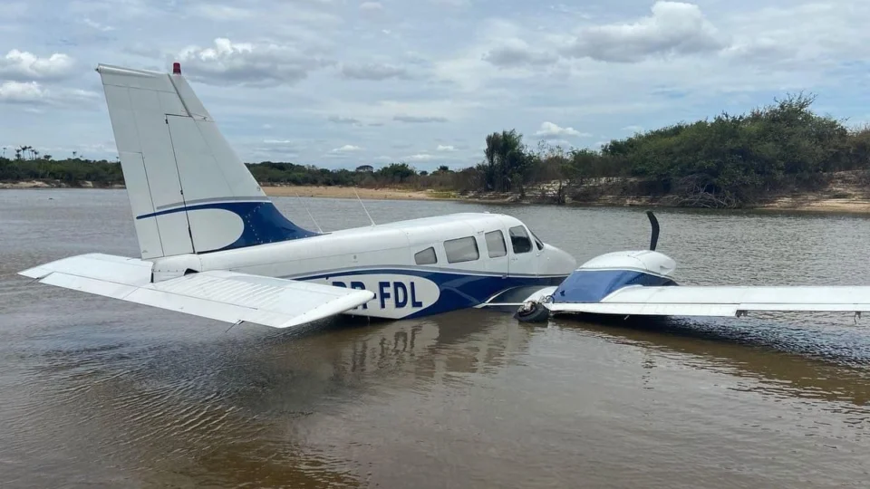 Em pânico, passageiro grava vídeo em pouso forçado de avião em praia de RR; veja