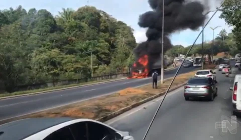 VÍDEO: carreta pega fogo e trânsito congestiona na Avenida do Turismo, em Manaus