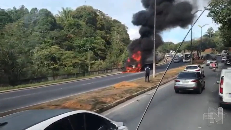 VÍDEO: carreta pega fogo e trânsito congestiona na Avenida do Turismo, em Manaus