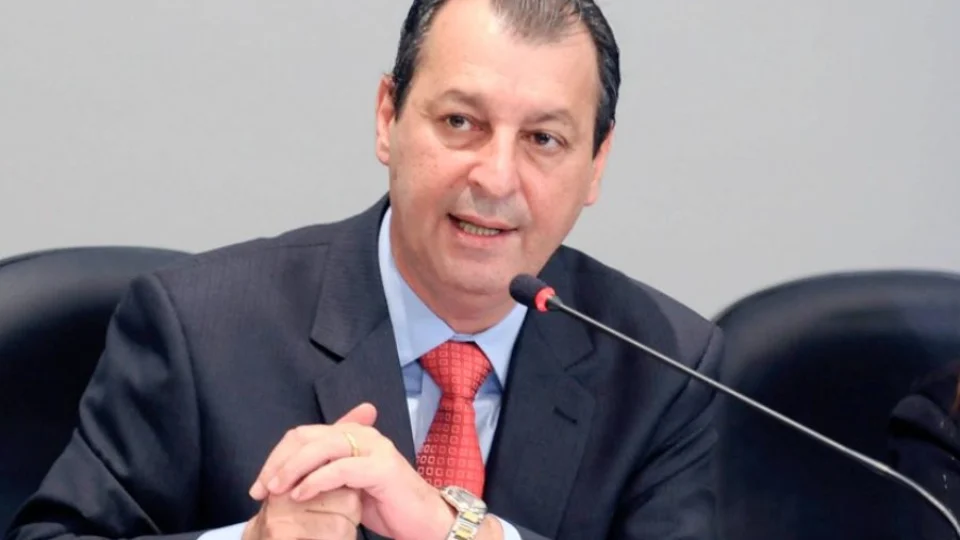 Omar Aziz quer investigar joias de Bolsonaro e venda de refinaria na Bahia