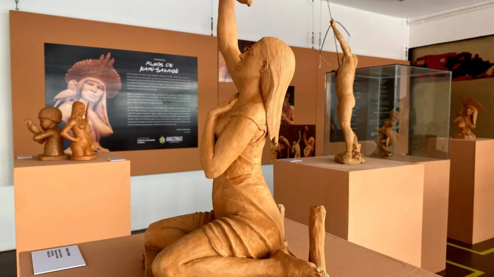 Artistas de Parintins-AM expõem desenhos e esculturas nas galerias da cidade