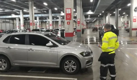 IMMU autua 7 veículos por estacionar em vagas destinados a idosos em Manaus