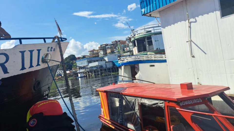 Homem morre afogado após cair perto de barco em Manaus; veja vídeo