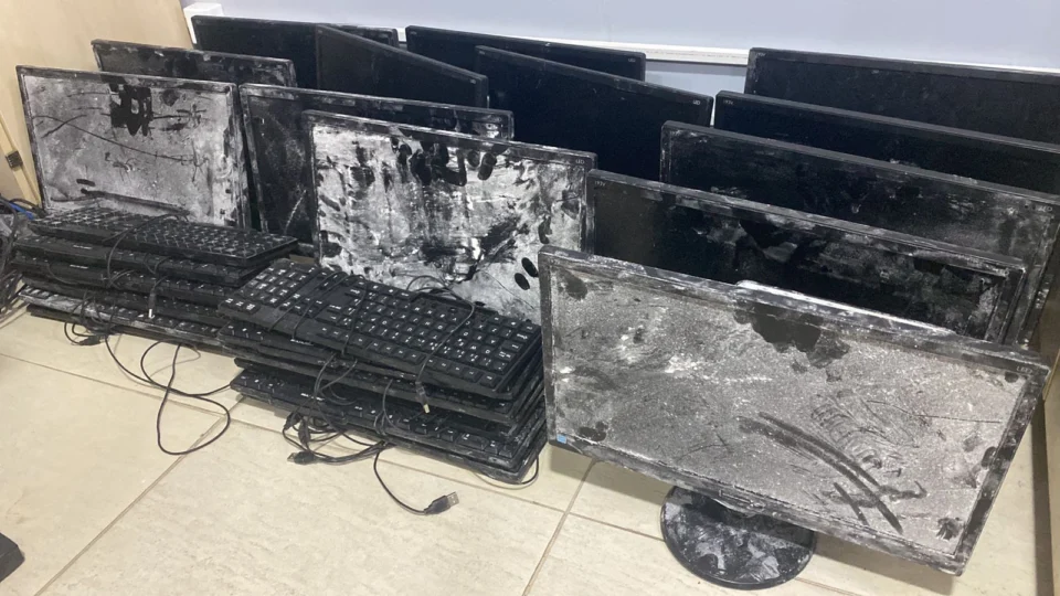 Dupla é presa por furto de computadores de escola pública em Manaus