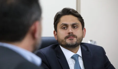 Ministro Juscelino Filho se explica para Lula e permanece no cargo; entenda