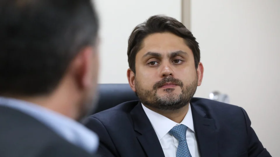 Ministro Juscelino Filho se explica para Lula e permanece no cargo; entenda