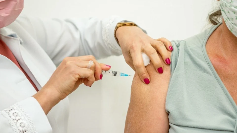 Vacina AstraZeneca contra Covid-19 é suspensa no Brasil; entenda