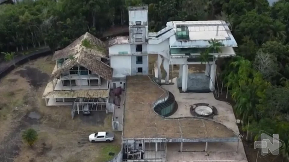 Mansão cinematográfica em que Amazonino Mendes morou nos anos 1990 é colocada à venda às margens do Tarumã, no AM