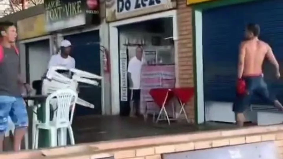 VÍDEO: homem faz ameaça com faca em terminal de ônibus de Roraima