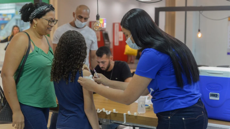 Semus realiza vacinação contra a Covid-19 no Palmas Shopping, sábado (11)