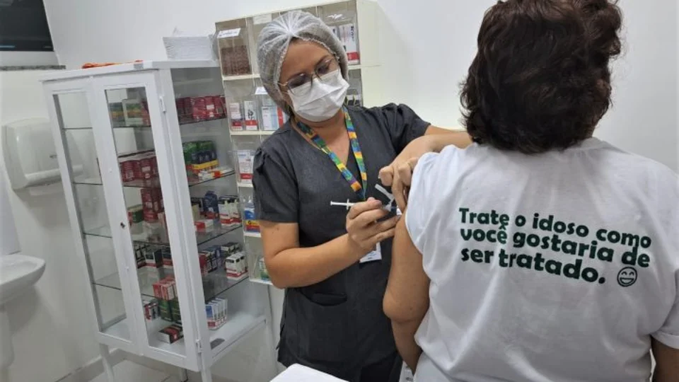 Covid-19: Funati oferta vacina bivalente para idosos em Manaus