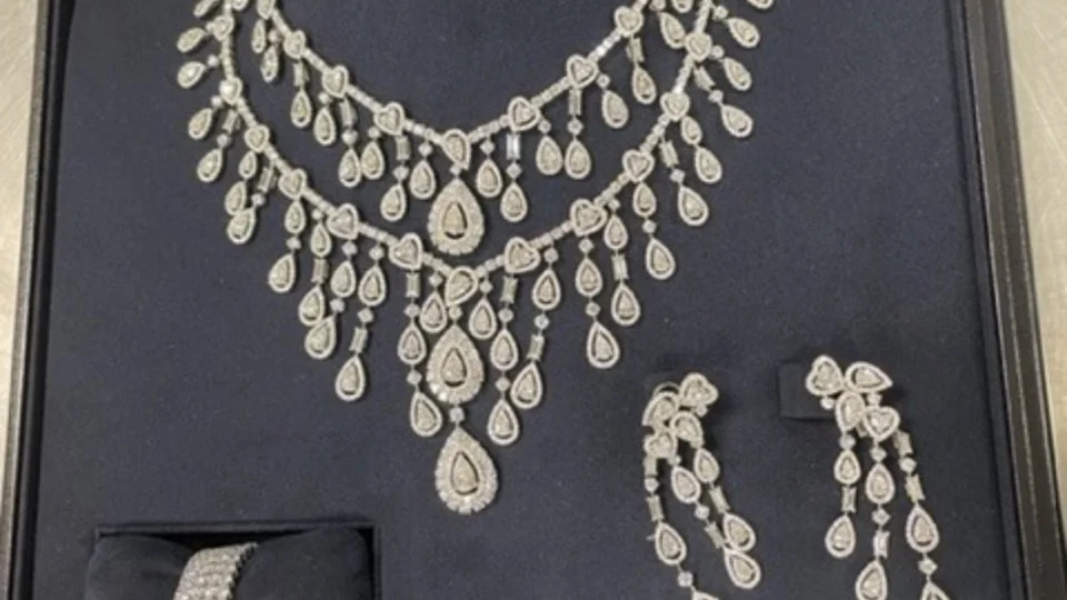 Bolsonaro tentou transportar de forma ilegal joias de R$ 16 milhões, diz jornal