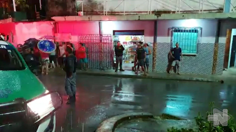 VÍDEO: adolescente de 15 anos é baleado por tentar fugir de assalto em Manaus