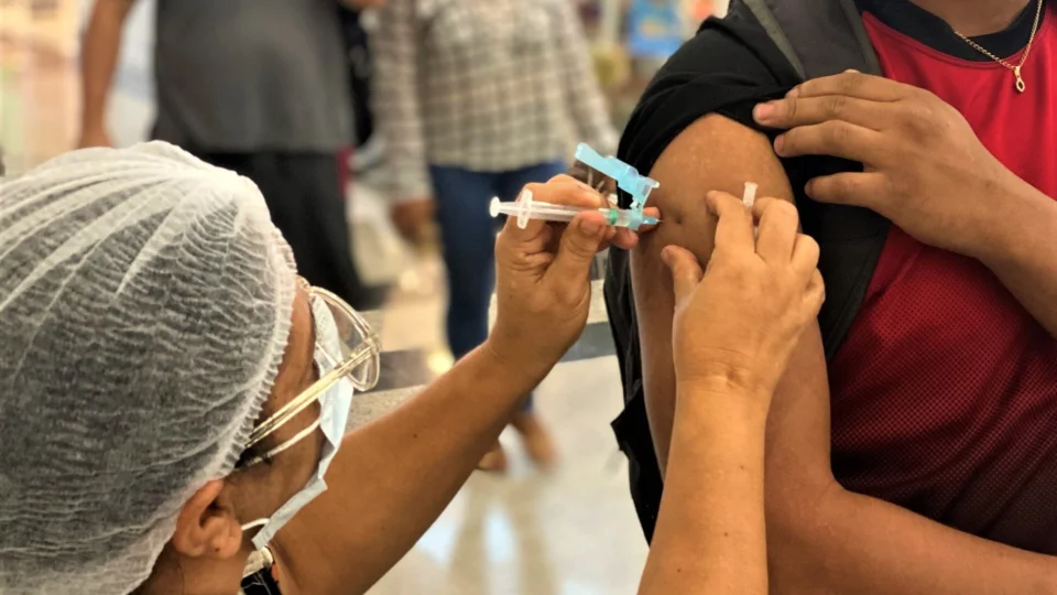 AM amplia público-alvo da vacina bivalente contra a Covid-19 nesta terça, 21