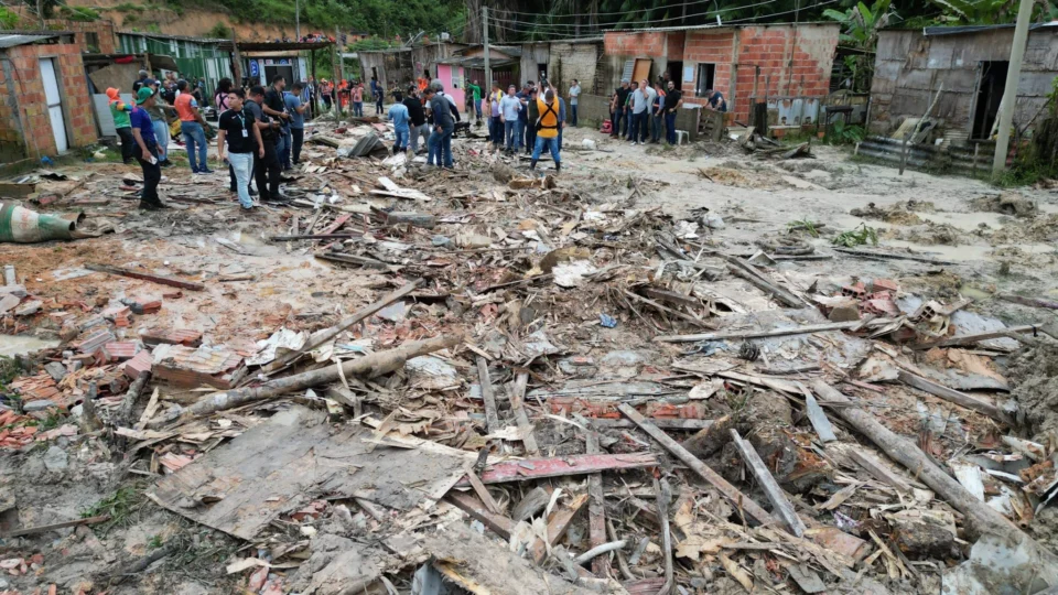 FOTOS: veja imagens de local da tragédia que matou 8 pessoas em Manaus